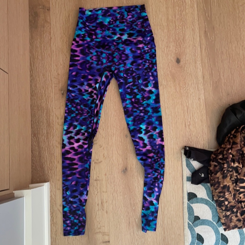 K deer leggings in “splash” great condition size s